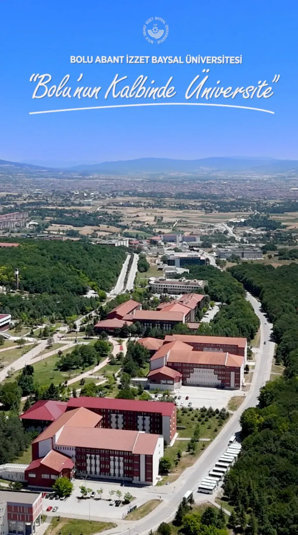 Kampüsün havadan görünümü üzerinde 'Bolu'nun Kalbinde Üniversite' yazısı