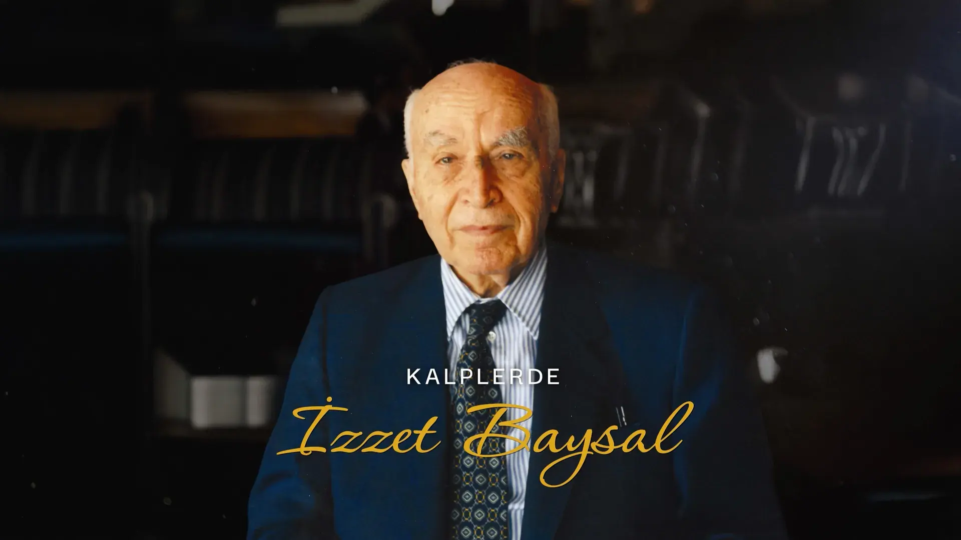 Kalplerde İzzet Baysal belgeselinden kare: İzzet Baysal'ın portresi ve belgesel logosu